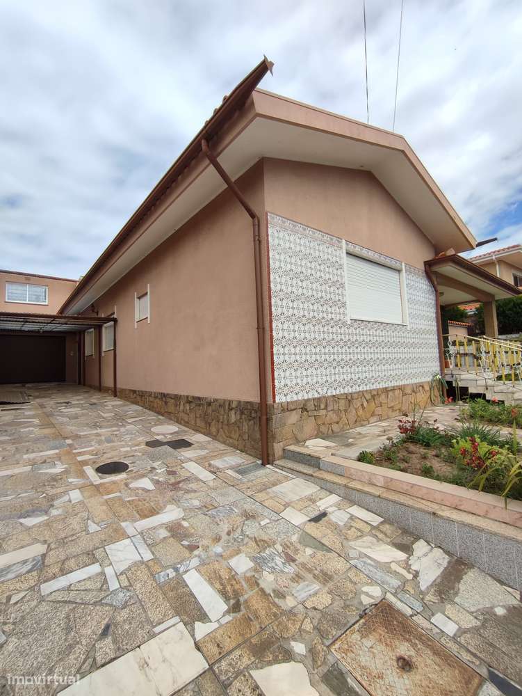 Moradia térrea com 4 frentes, garagem, anexos, jardim e bons acessos-7