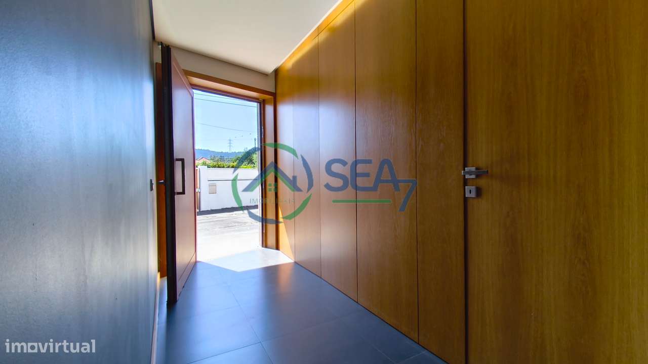 Moradia T6 com grande terreno, Meadela-6