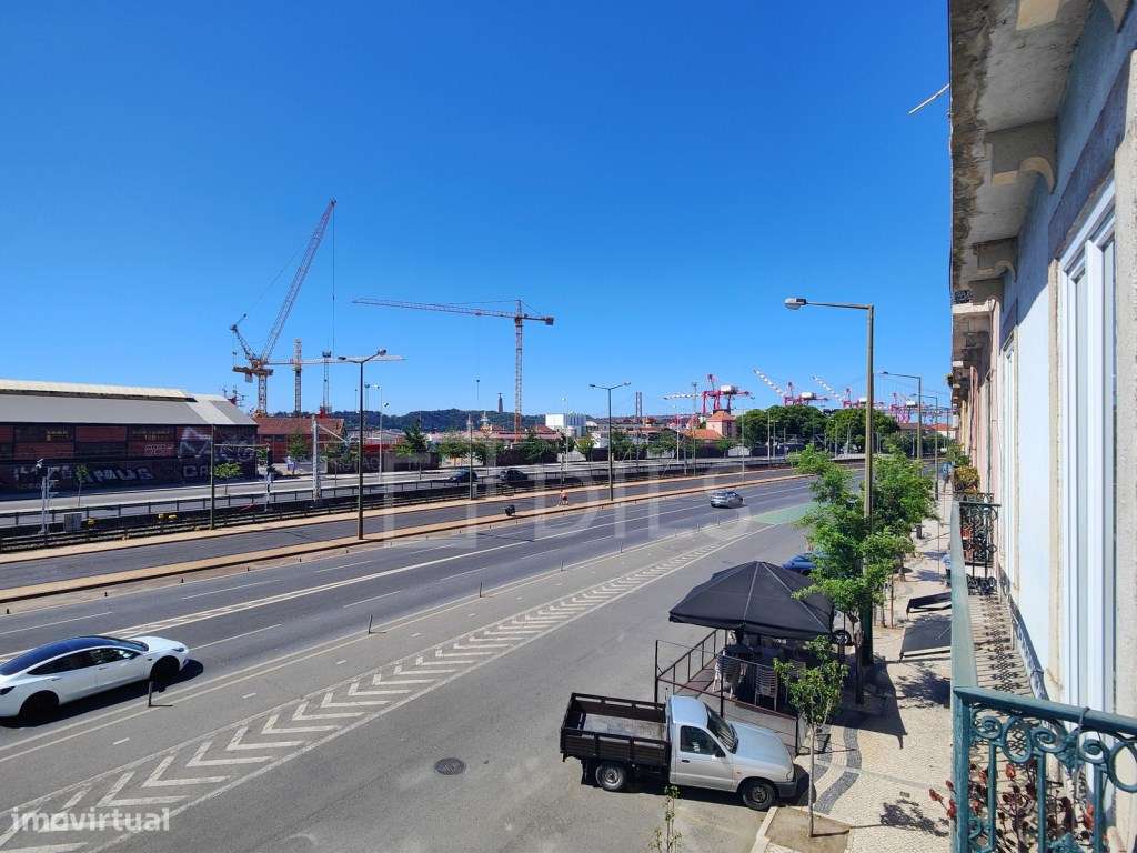 Apartamento T2 para remodelar na Avenida 24 de Julho - Grande imagem: 2/37