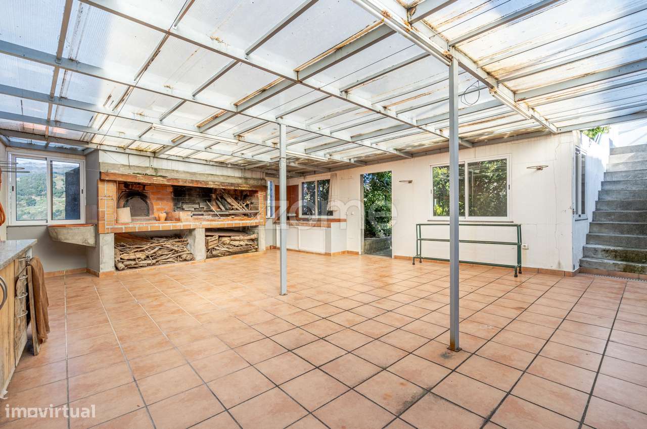 Moradia T6 na Ribeira Brava – Espaço e potencial investimento-24