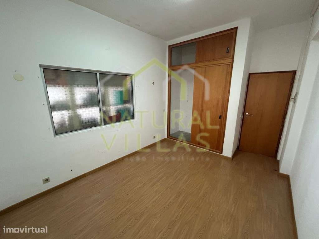 Gabinete nas proximidades do Aeroporto de Faro - Grande imagem: 1/2