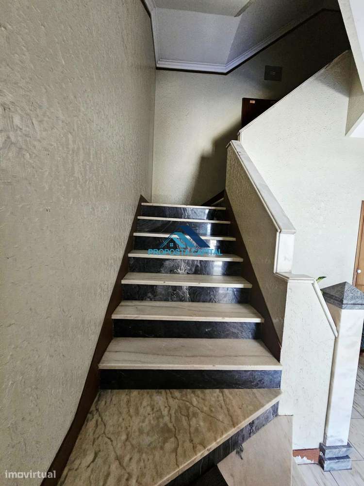 APARTAMENTO T4 REMODELADO CENTRO AMORA-44