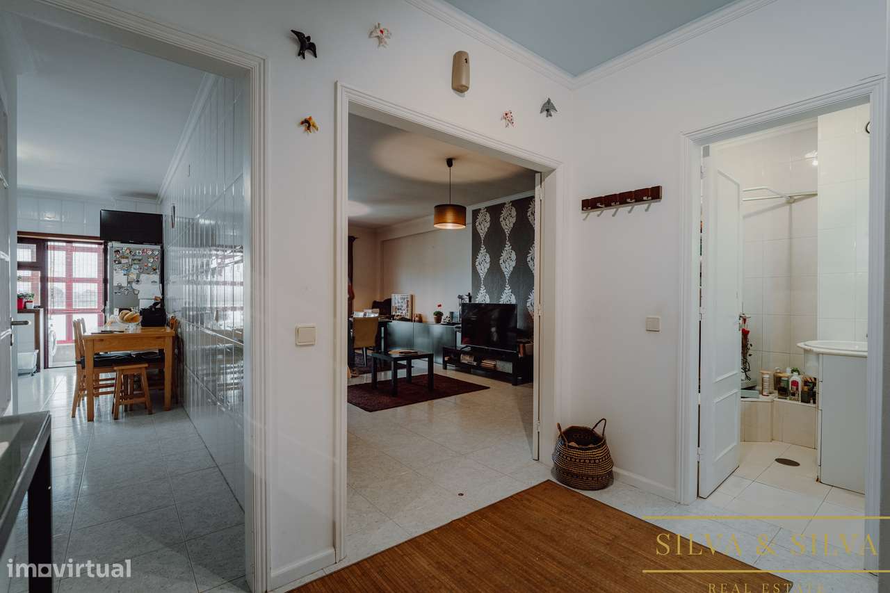Apartamento T2+1 com garagem  no centro de Canelas-9
