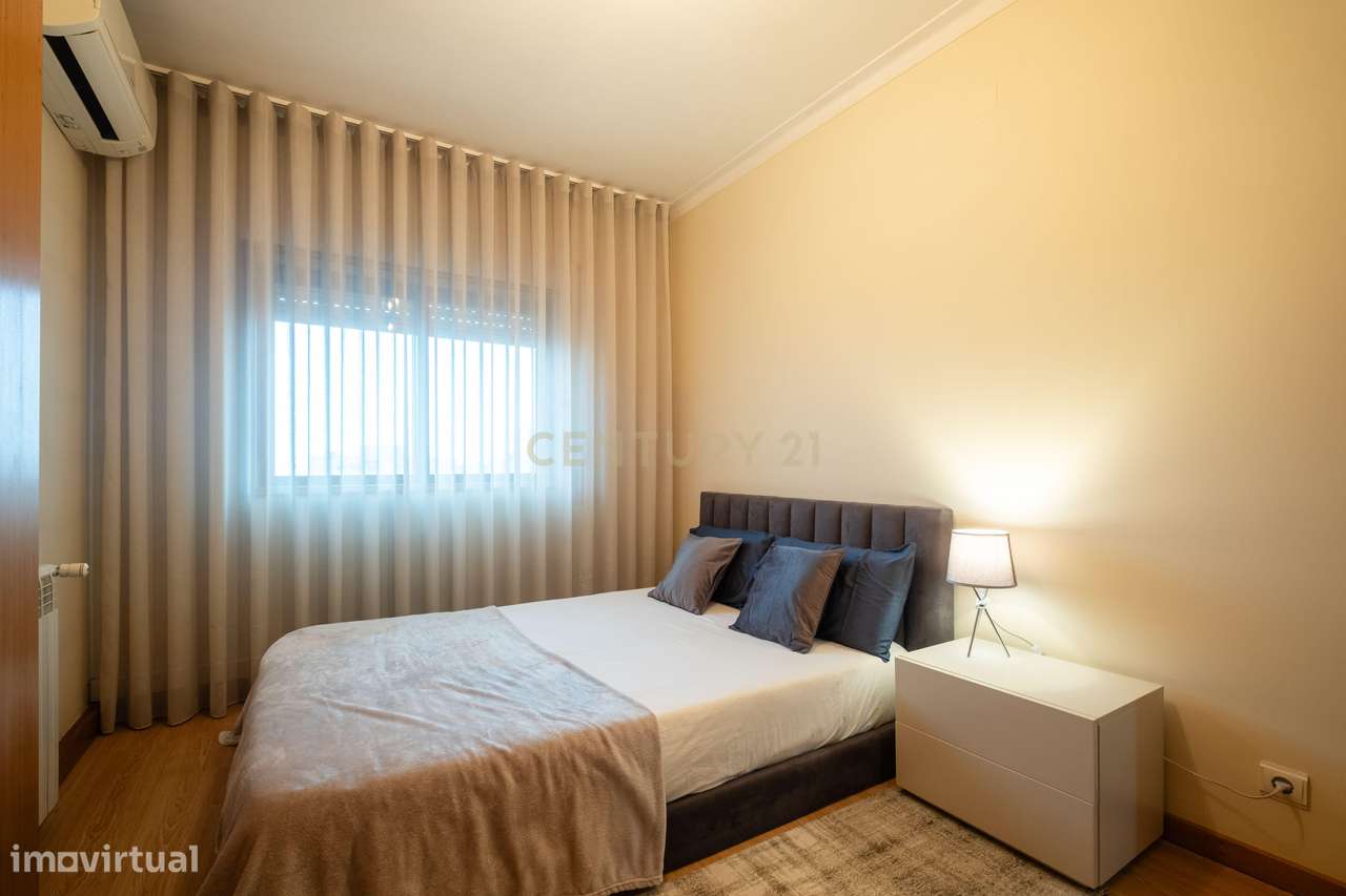 Apartamento T3 Renovado, com aquecimento central, varanda e lugar de g-18