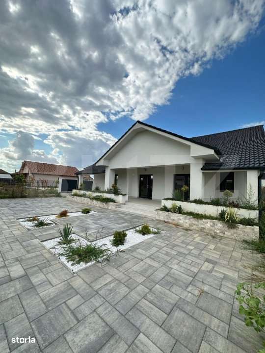 Casa cu 4 dormitoare, 4 bai si 2 bucatarii, terasa si beci  de vanzare - Imagine principală: 2/18