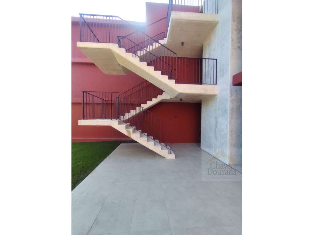 Apartamento T2 com 100m2 novo no Areeiro-20
