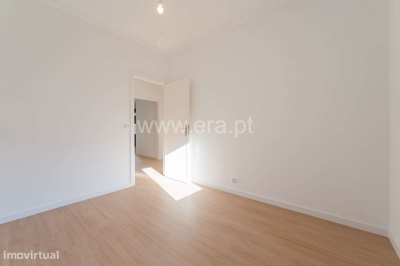 T2 Totalmente Remodelado a 5 Minutos do Metro — Odivelas-14