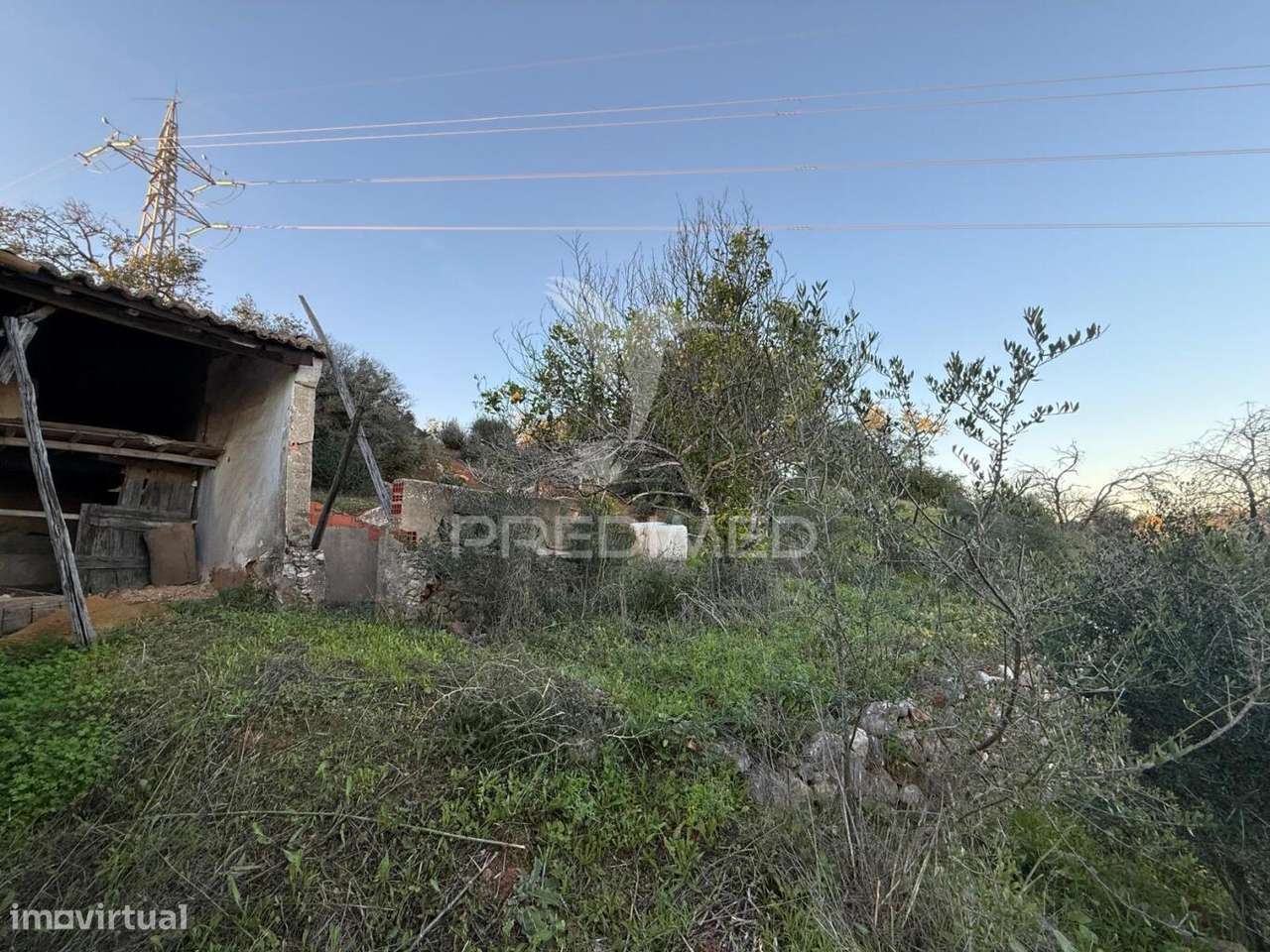 Terreno com 2 ruinas com exelente localização - Grande imagem: 3/9