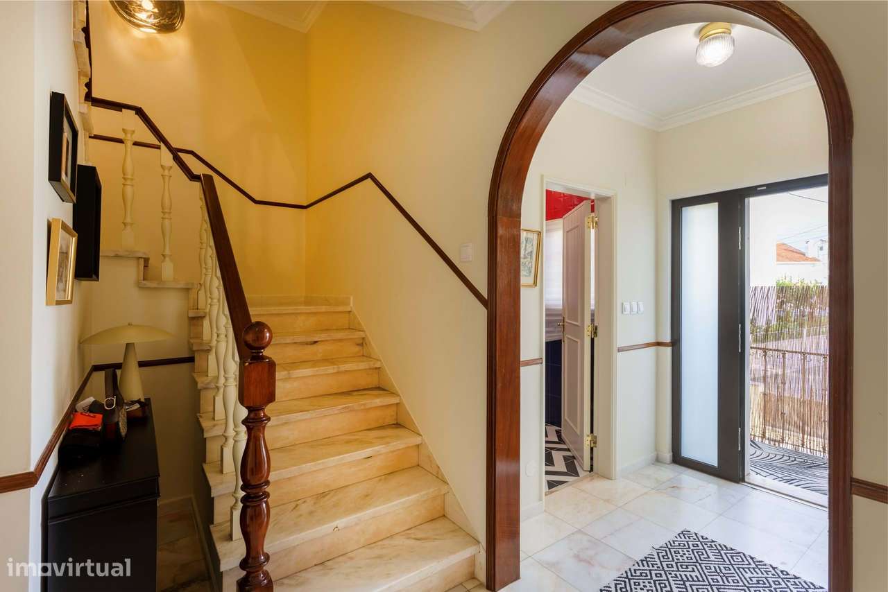 Moradia remodelada com jardim, garagem e vista desafogada, Algueirão,-26