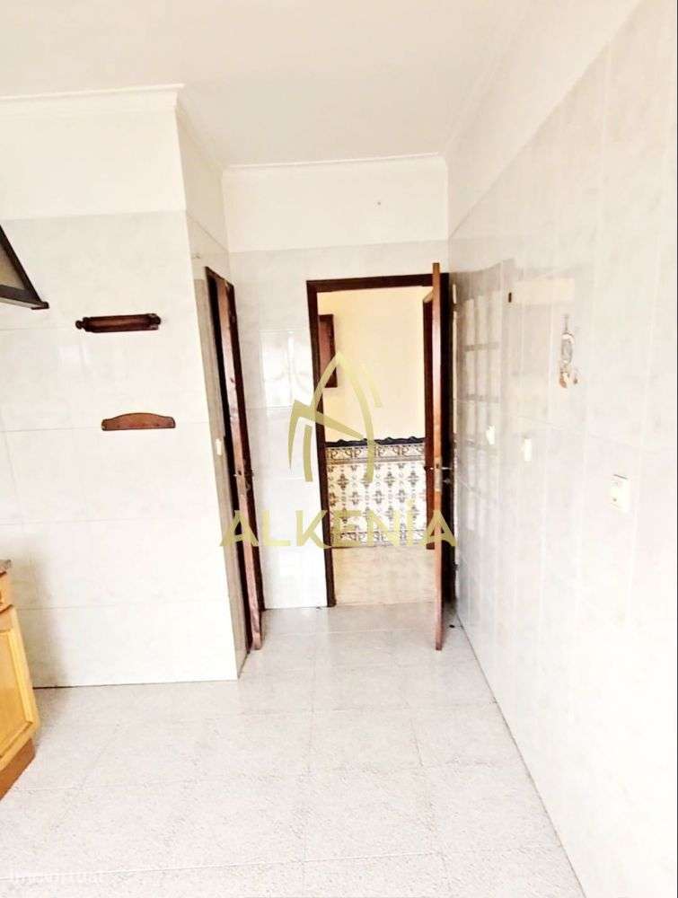 Excelente T2 com Arrecadação e Elevadores, no Casal do Cotão-9