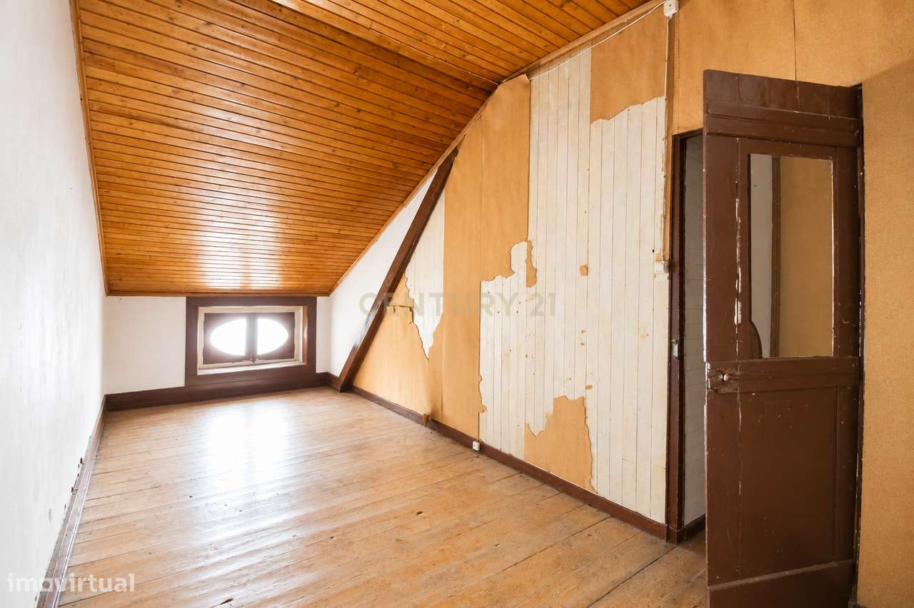 Apartamento 4 na Rua da Sofia — História, centralidade e potencial de-11