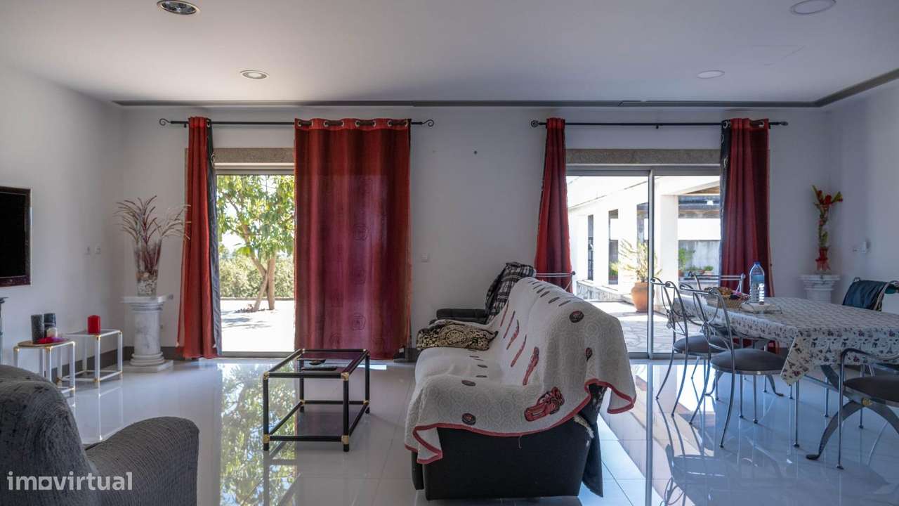 Moradia Térrea de 596m2 em Terreno de 10.000m2 | Paços de...-17