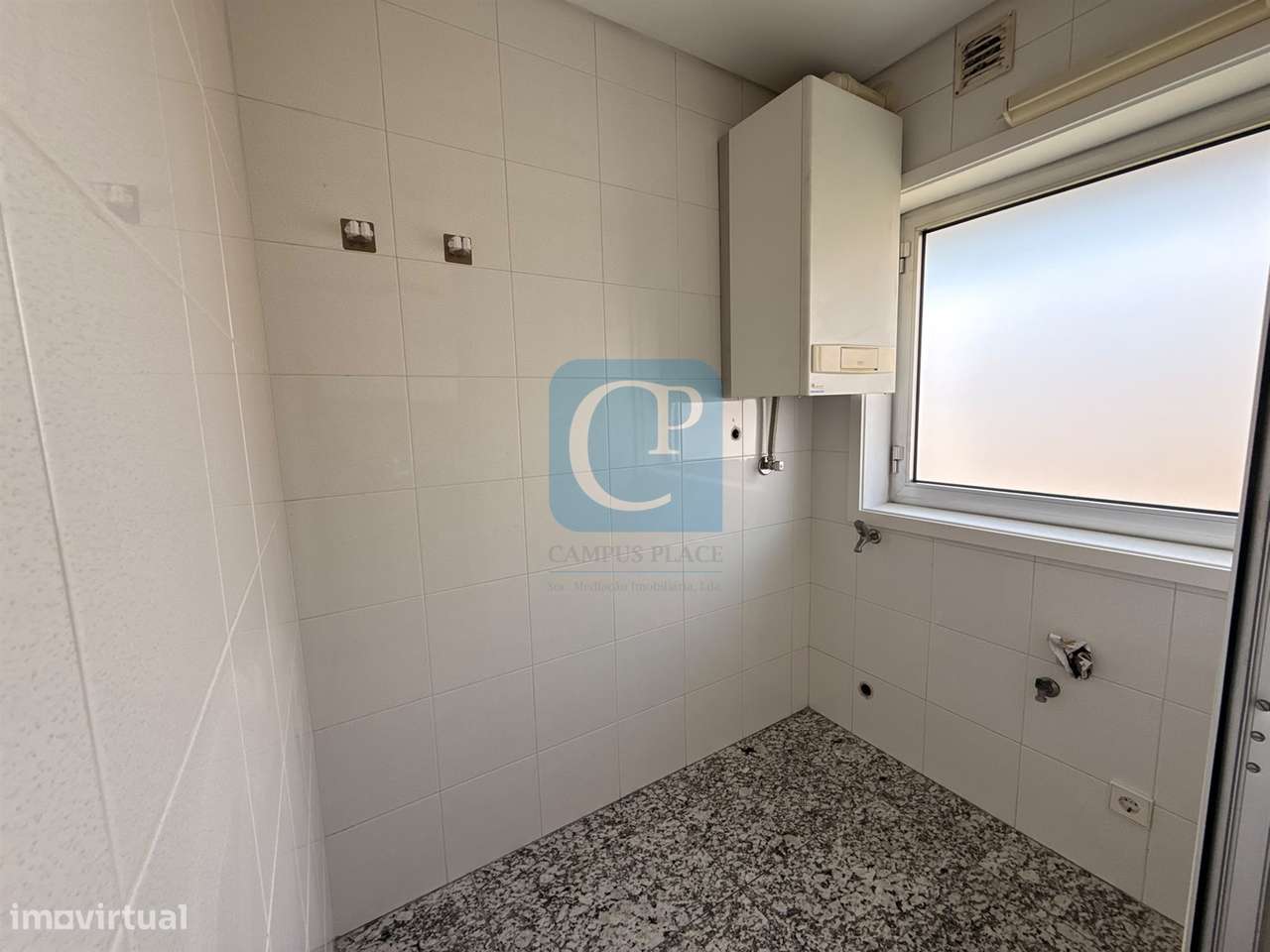 Apartamento T2 com lugar de garagem e arrumos em Vermoim na Maia-19