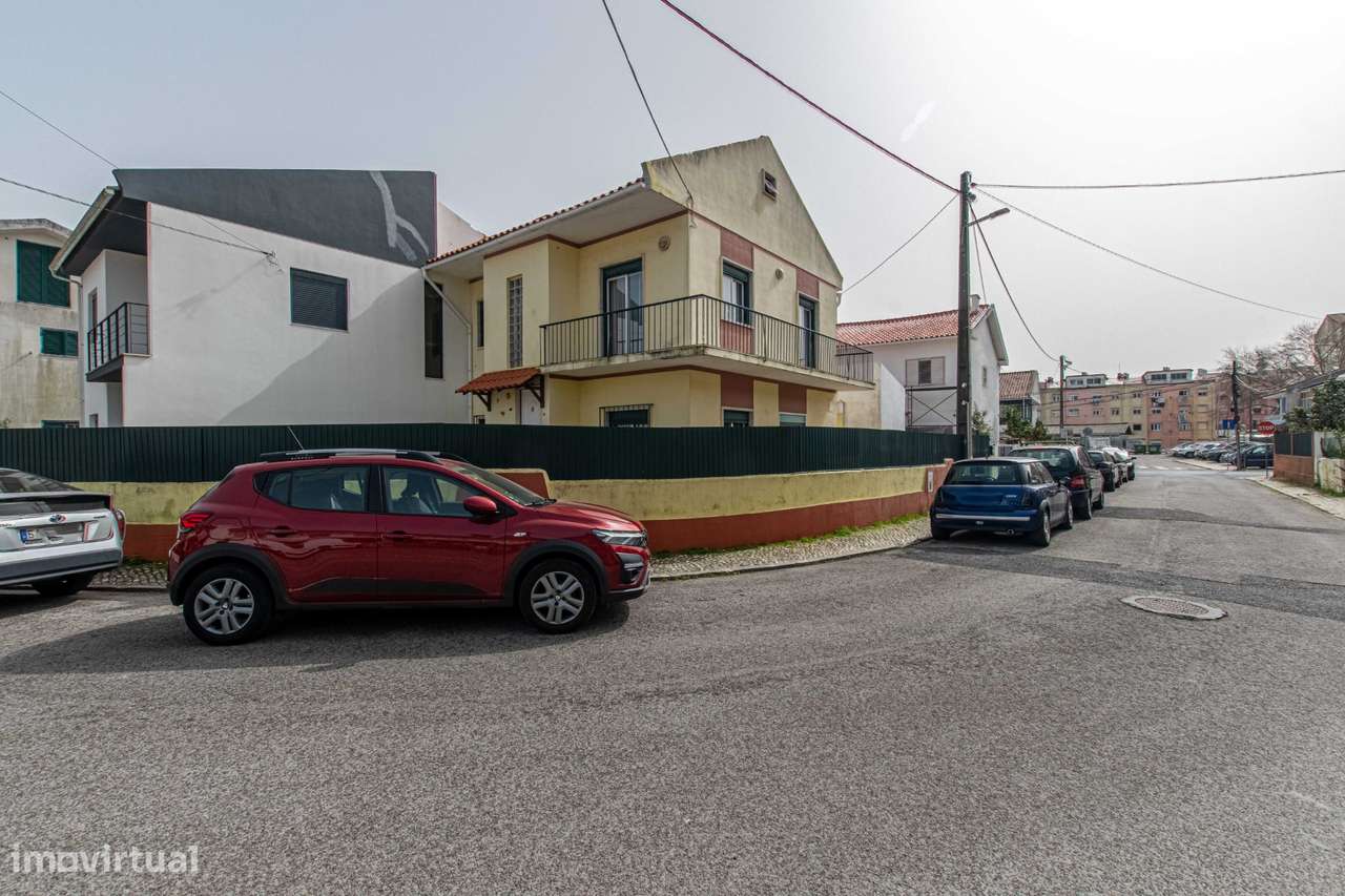 Moradia T5 transformada em T3 com aproveitamento de sótão MEM MARTINS-38