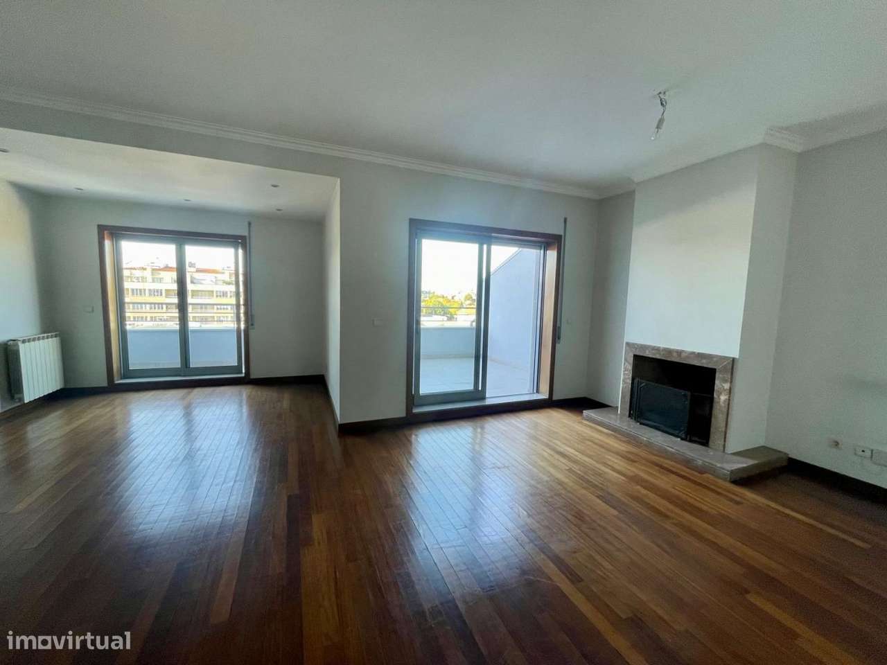 Apartamento T5 Duplex com Terraço, Lareira e Garagem em Zona Premium - Grande imagem: 5/25
