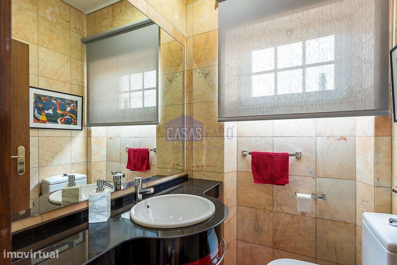 Imponente Moradia V3 de 3 pisos na zona da Avenida 5 de Outubro em Far-28