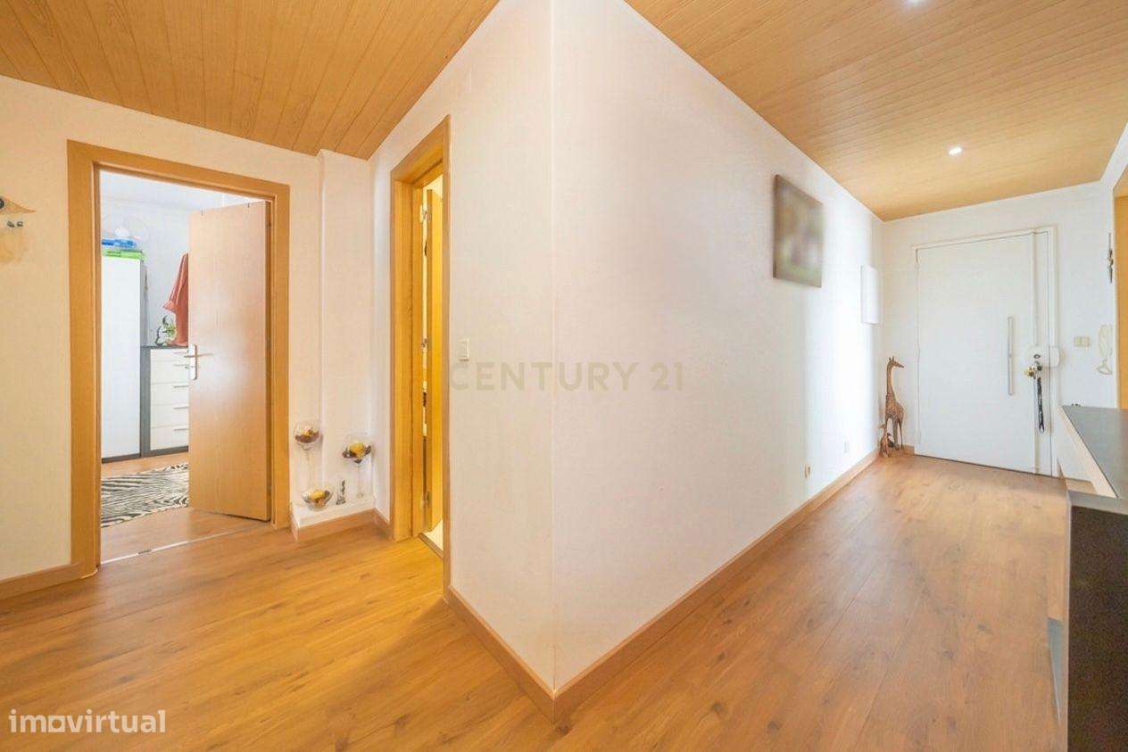 Apartamento Único com 268m2 no Último Andar com Terraço Extraordinário-16