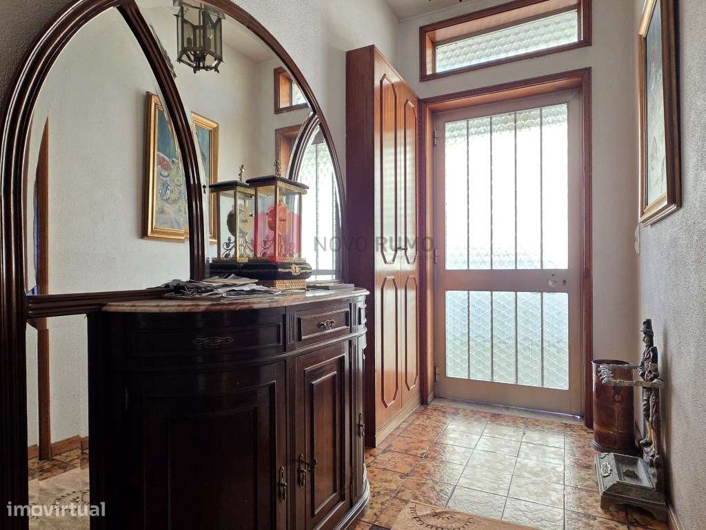 Moradia T3 de três frentes, com três pisos, anexos e garagem, inser... - Grande imagem: 5/26