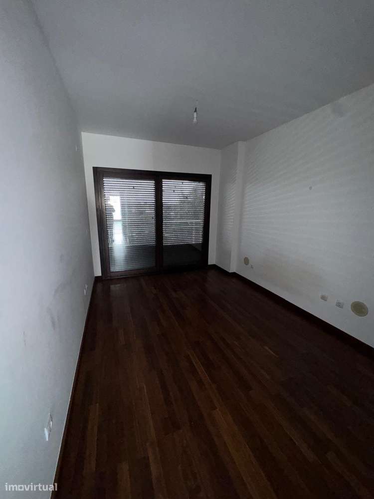 Imóvel de banco :T4 com varanda, garagem em Torres Vedras-16