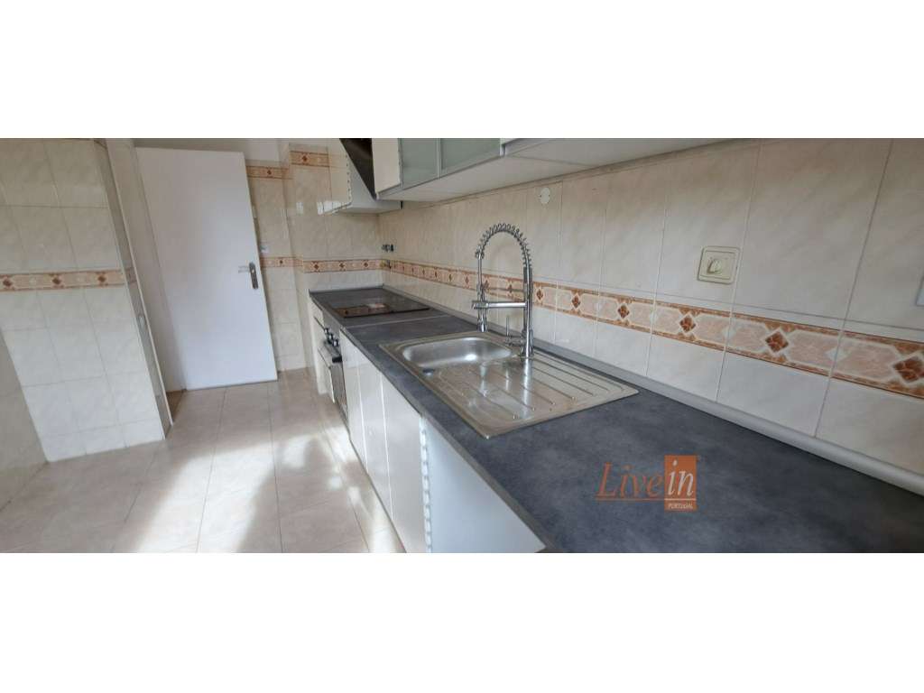Apartamento T2 Totalmente Remodelado na Tapada das Mercês-6