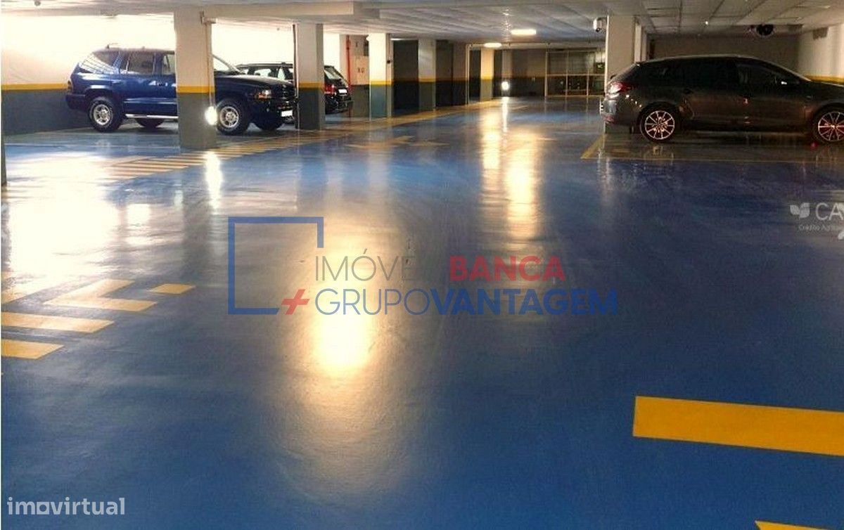 Lugar de parqueamento com 12,5m², situado em zona central da cidade...