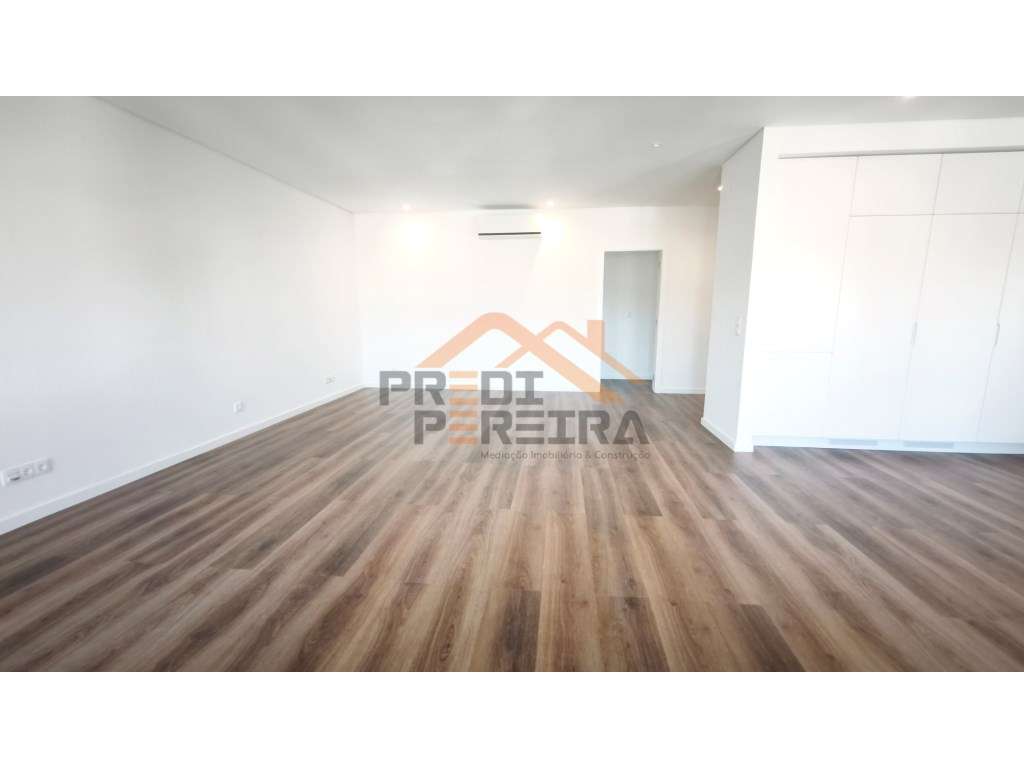 Situado em Caneças, apartamento T4 com duas suites, uma box e um pa...-13