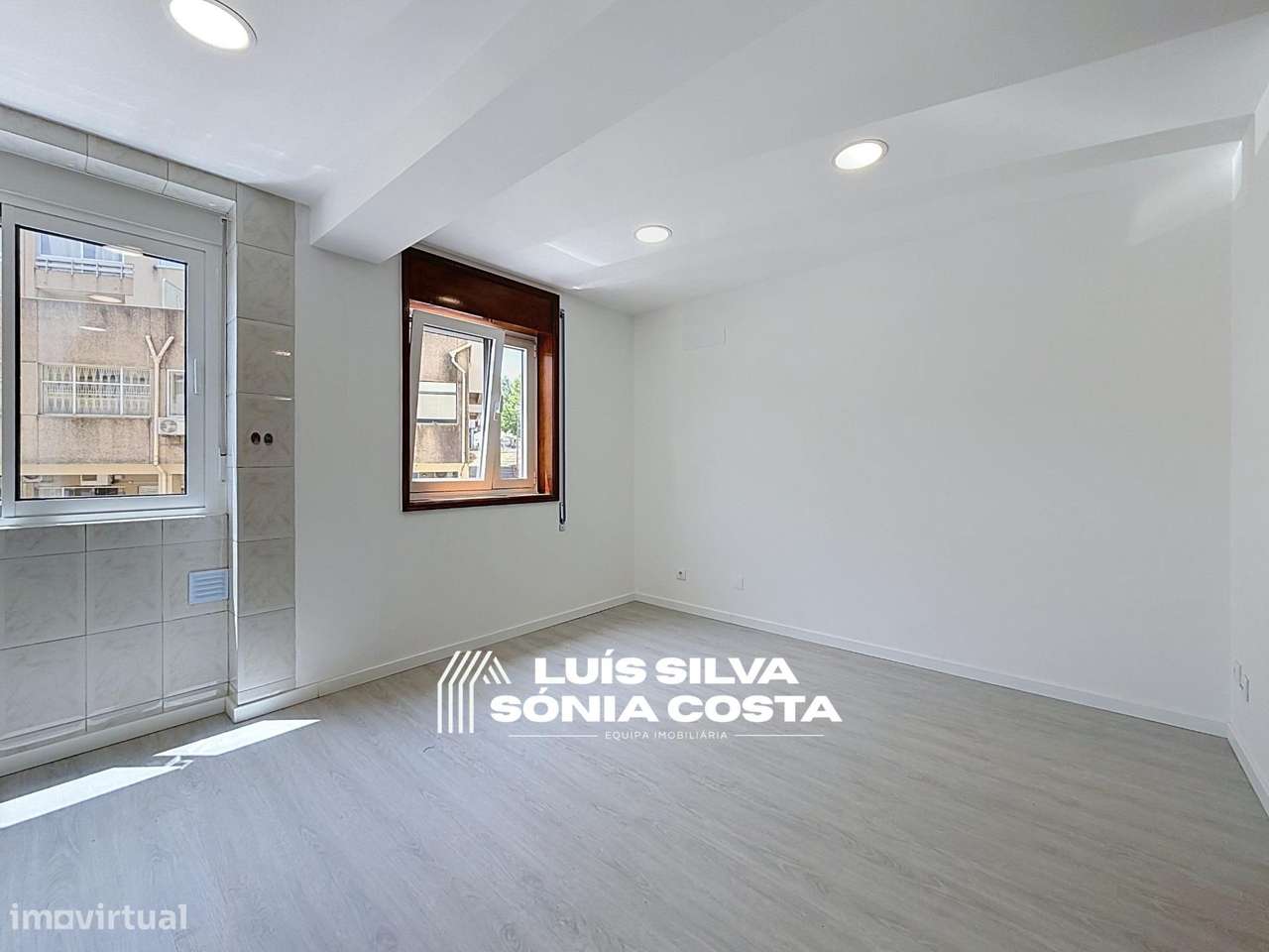 Apartamento T2 Semi-Remodelado c/ Garagem, Marquise & no Centro de...-14