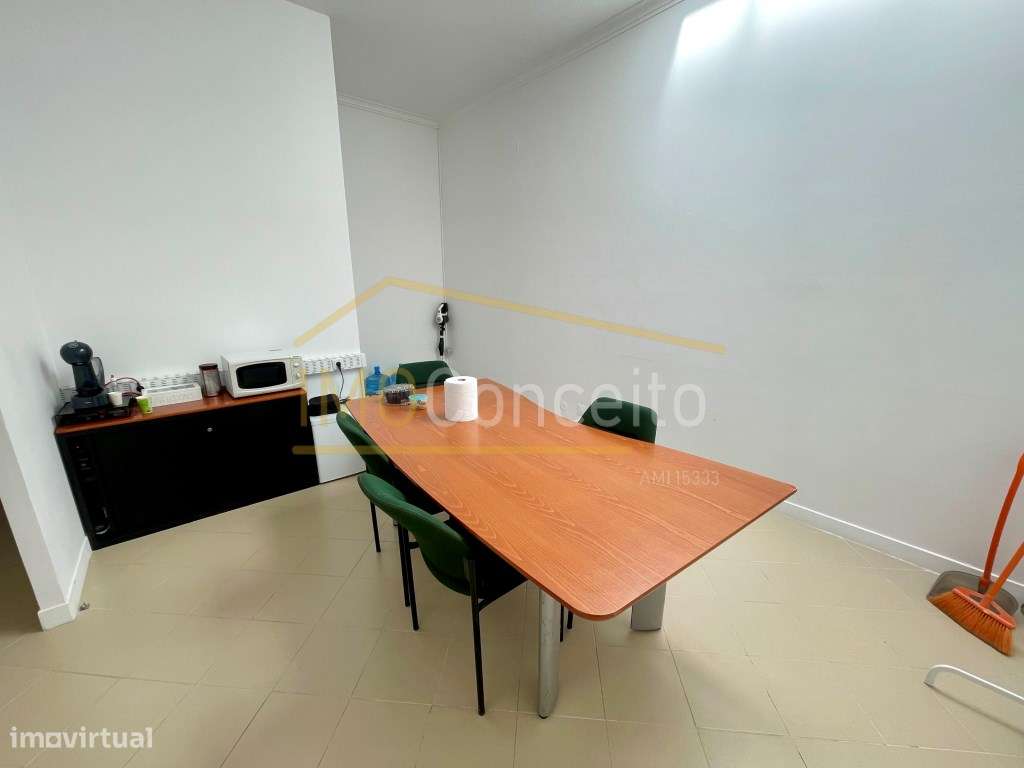 Loja/Escritório espaçoso próximo a câmara do Entroncamento - Grande imagem: 5/17