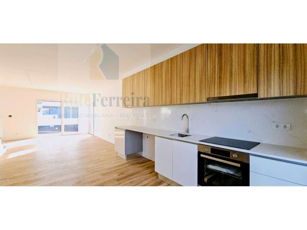 Espetacular Moradia T4 Nova, com Garagem e Logradouro!-14