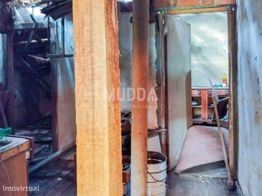 Ruína para recuperar com terreno de 1.050 m2 poço e árvores de fruto A-6