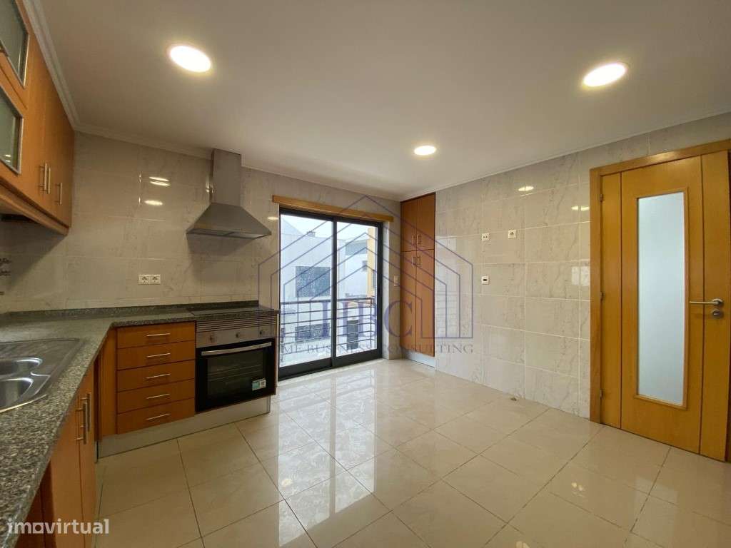 Moradia T5 Moderna e Remodelada no Feijó - Espaço, Conforto e Exclu...-3