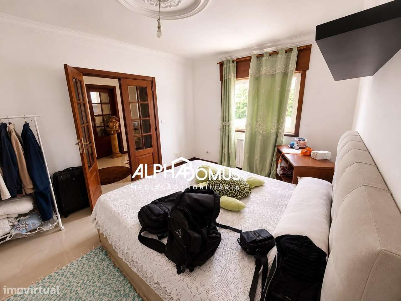 Moradia T4 com Suite, Sotão, Garagem e Espaço Exterior em Valença-21