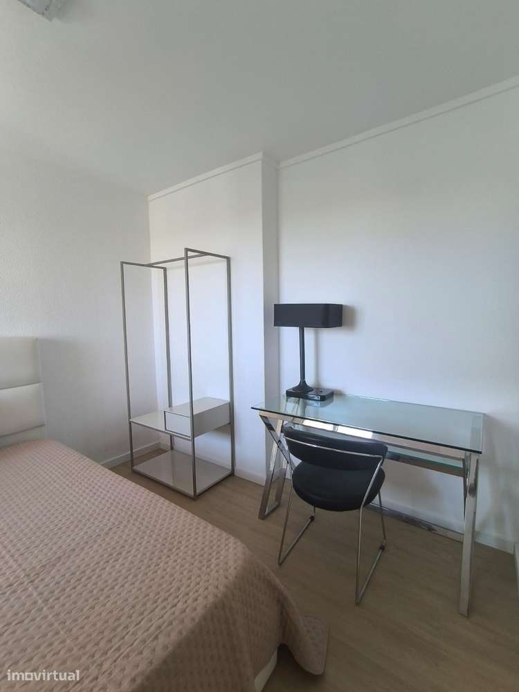 Apartamento T2 em Massamá Renovado com varanda e elevador-21