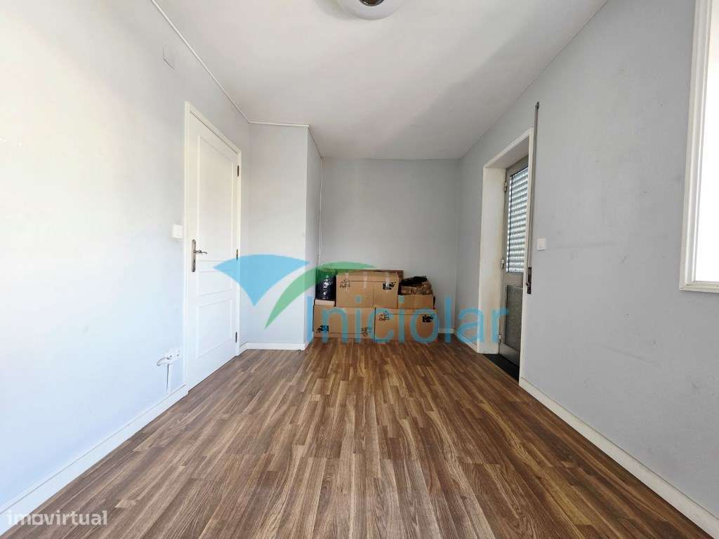 Moradia T3| 3 Frentes| Armazém| Centro de Sao Pedro da Cova-12