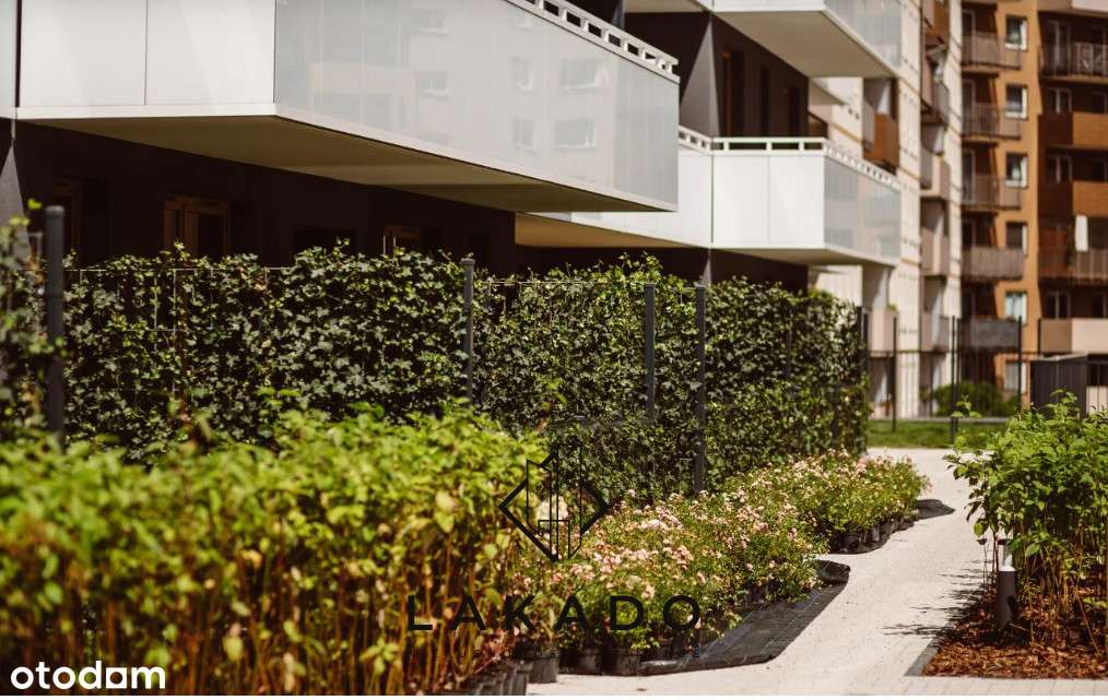 Sunny South Facing Studio with a Balcony!-2