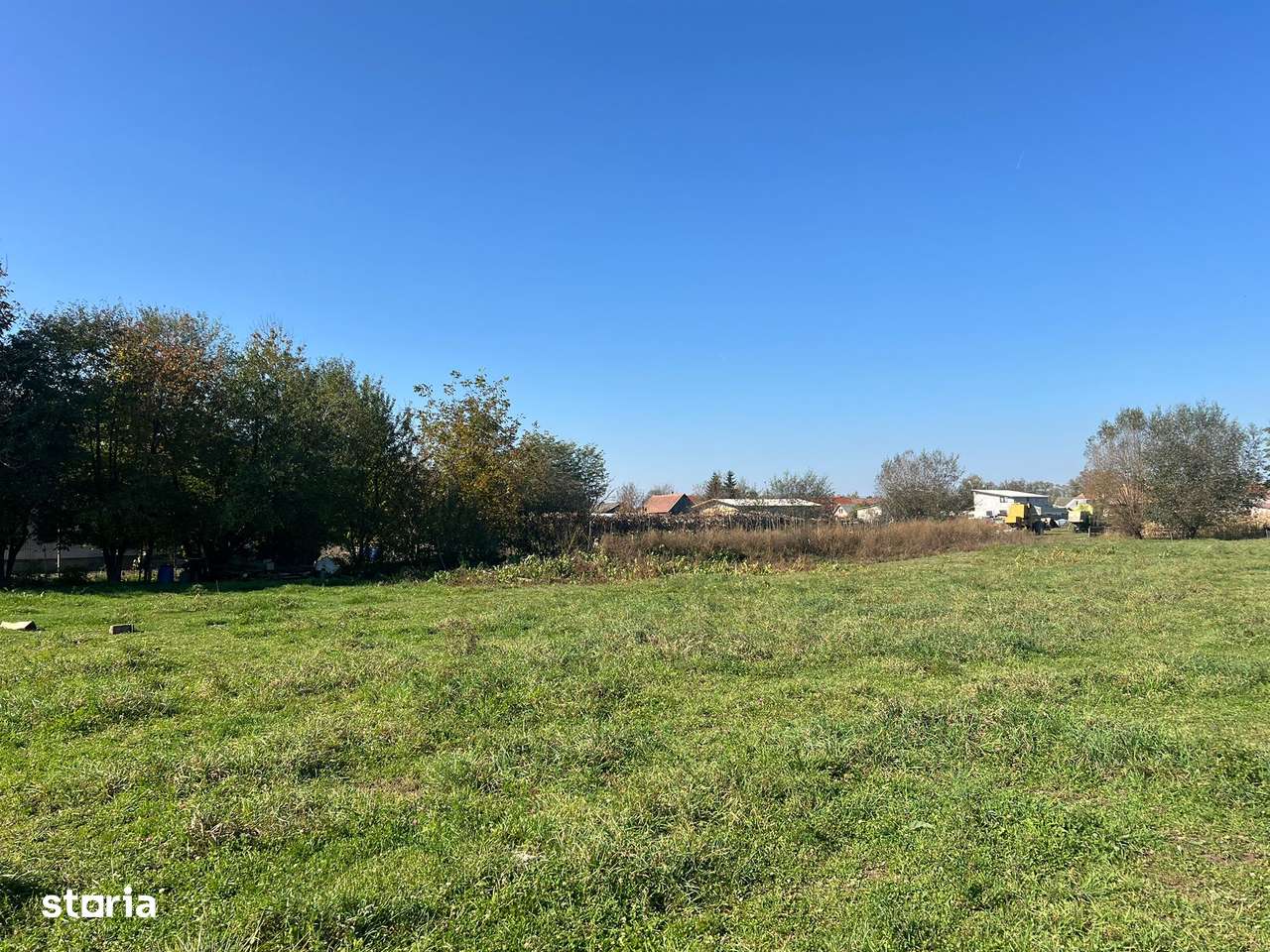 Teren intre case,la asfalt,curent,canalizare,apa,iluminat stradal.-1