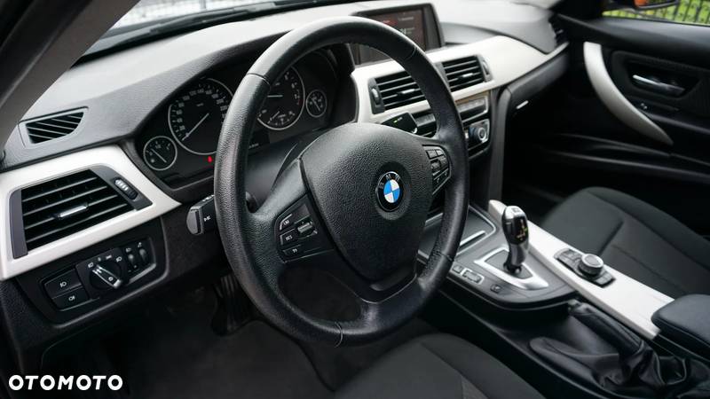 BMW Seria 3 330i xDrive - 20