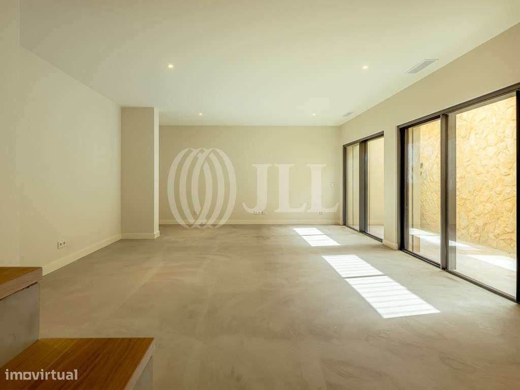 Moradia T3+1 com jardim, piscina e garagem, no Estoril-30