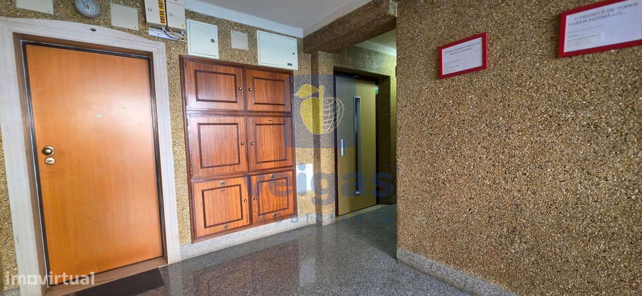Fantástico T2 Renovado, na Av. da Liberdade – Monte Abraão-21