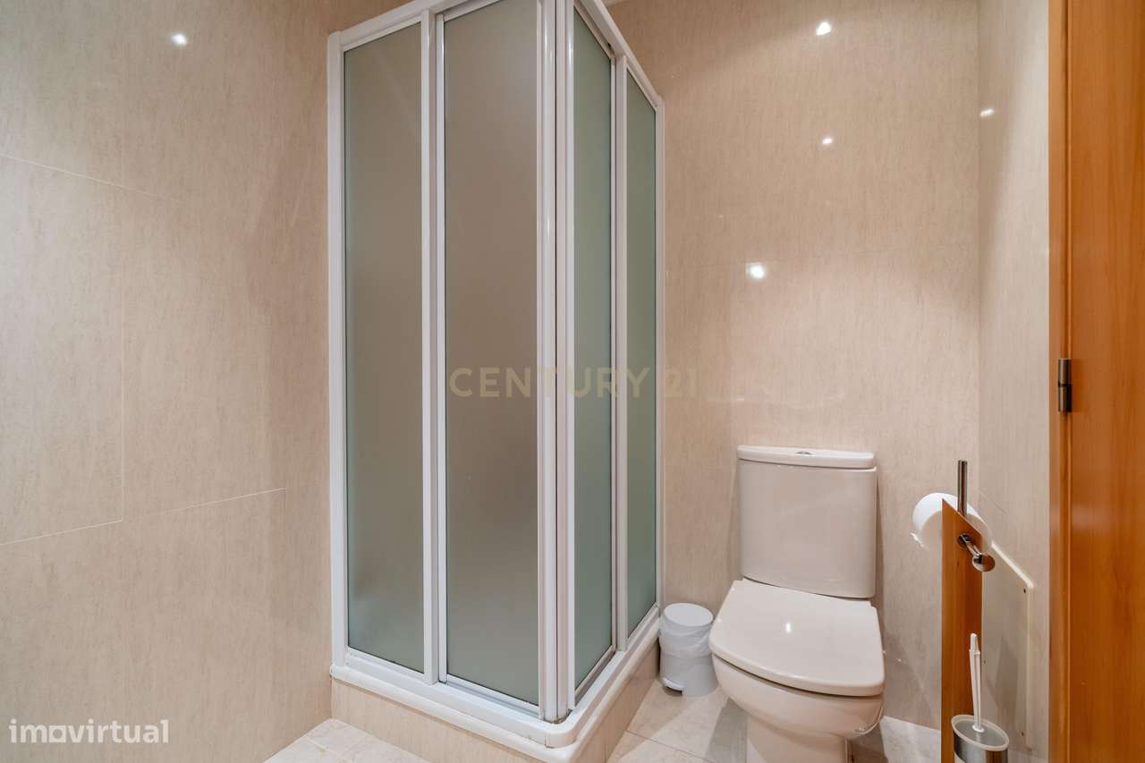 Excelente apartamento T2 com varanda ampla, piscina e campo de ténis.-8