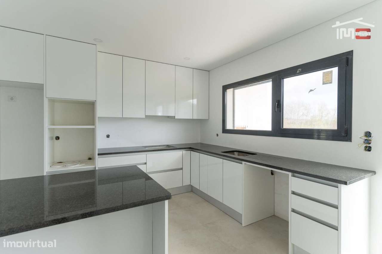 Moradia T3 Geminada inserida num área de terreno com 3861 m2 em Our... - Grande imagem: 3/37