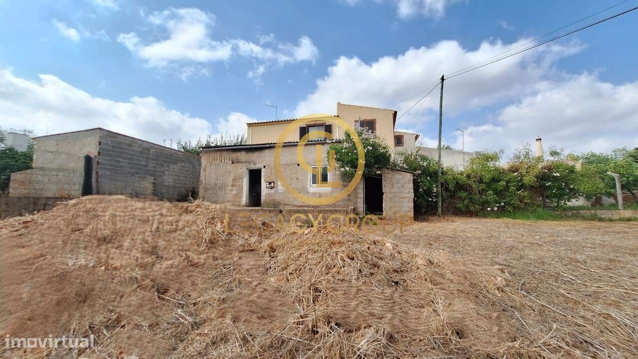Casa isolada para restaurar, com terreno de 525m2 situada em Paderne - Grande imagem: 1/21