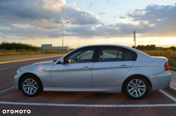 BMW Seria 3 318i - 4