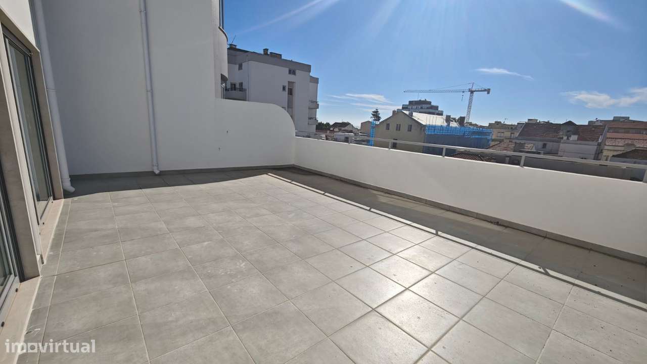Apartamento T2 com parqueamenti e terraço. Vistas de mar-23