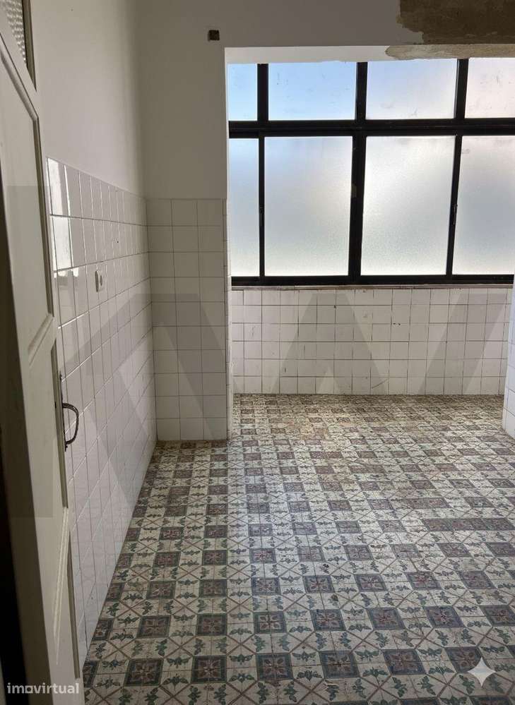 T2 com Sótão para Remodelação Total - Grande imagem: 5/15