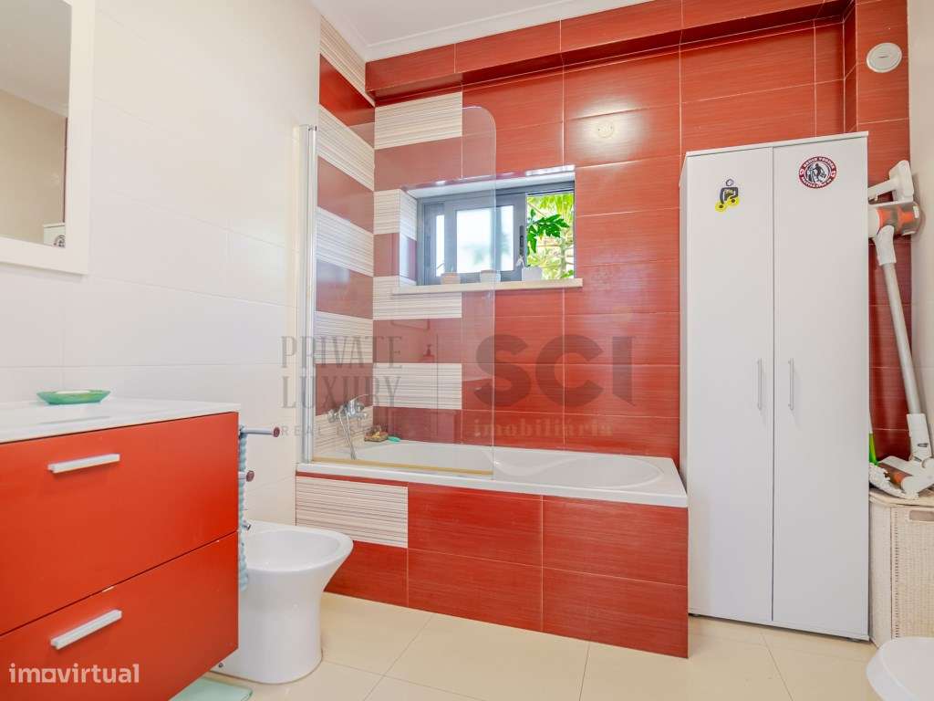 Moradia T4 na Aroeira, contemporânea com piscina e cave-22