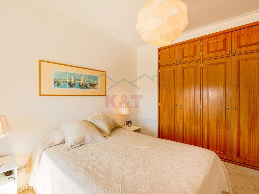 Apartamento T2 com piscina e garagem a 200m do areal-14
