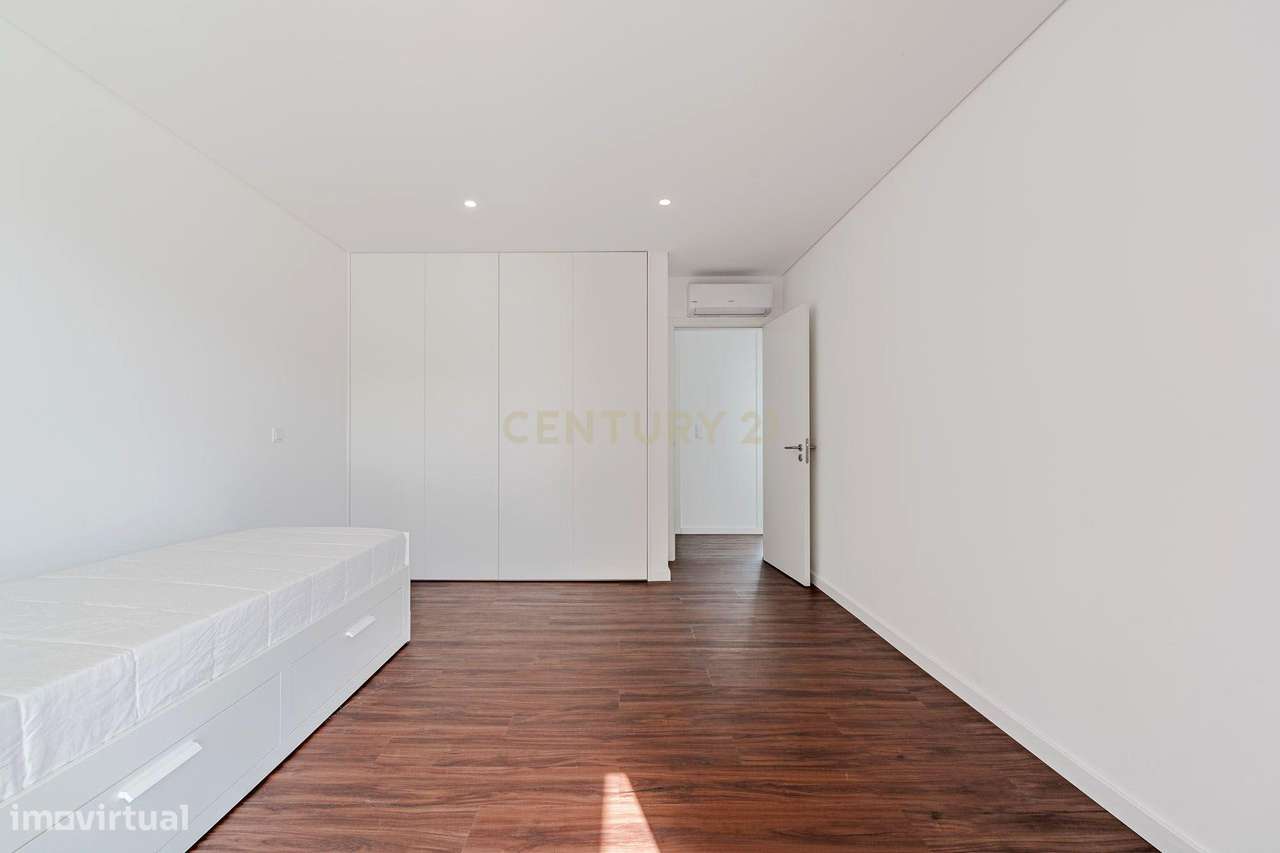 Moradia T4 em Fernão Ferro, Seixal, com Piscina e enorme Jardim-28