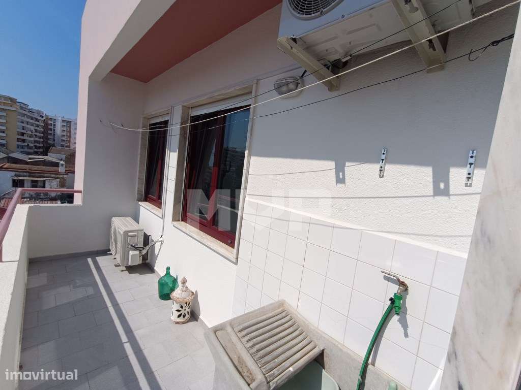 T3 no Centro de Faro com Terraço Privativo e Vista Ria Desafogada!-20