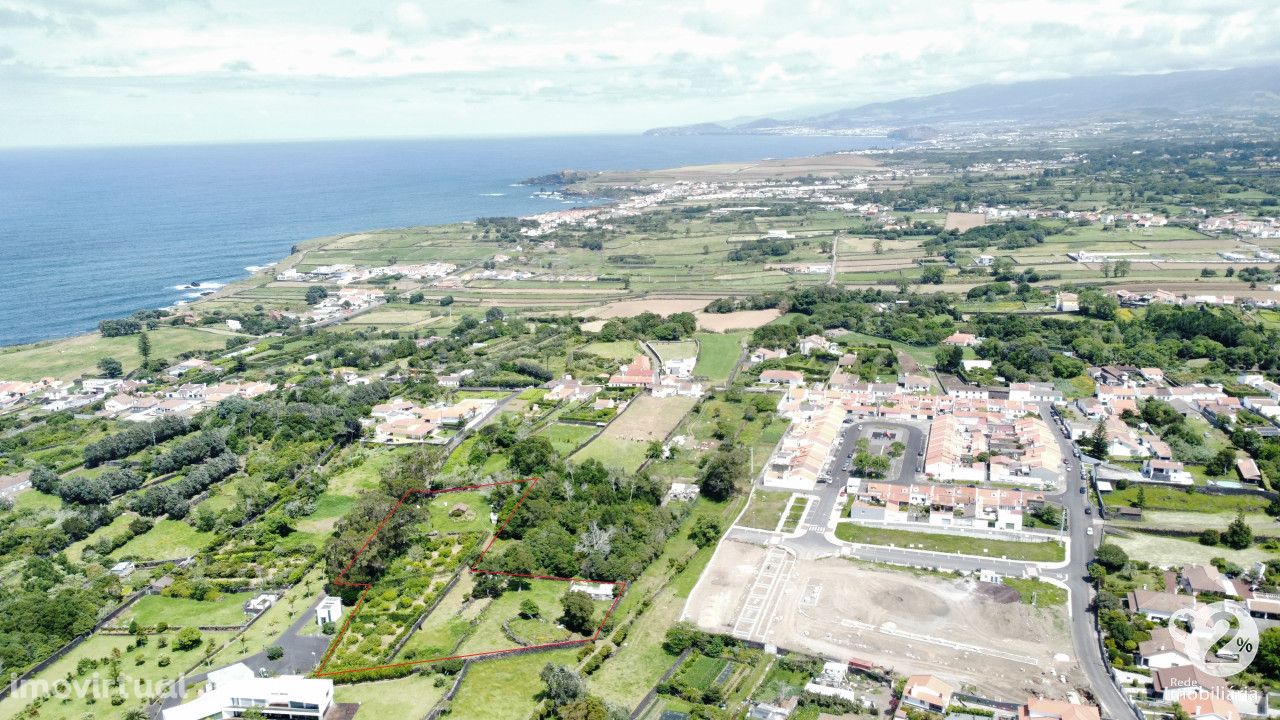 Terreno urbanizável com vista serra e mar em...